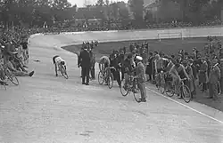 Wyścig kolarski na torze na Dynasach w okresie międzywojennym