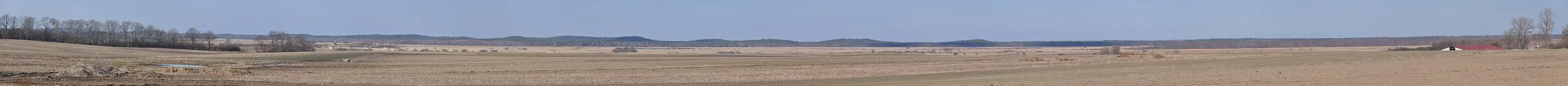 Kępy morenowe na Wybrzeżu Trzebiatowskim w marcu widziane od lądu, z pola przed Trzebuszem