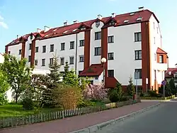 Wykusz we współczesnym budynku mieszkalnym (po prawej)