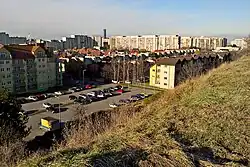 Widok ze Wzgórza Gajowego w kierunku osiedla Gaj. Na środku, w głębi Sky Tower.