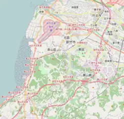 Mapa konturowa Xinzhu, po prawej znajduje się punkt z opisem „Państwowy Uniwersytet Tsing Hua”