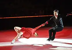 Przodem zewnątrz (FoDs) z trzymaniem nogi (Xue Shen / Hongbo Zhao)