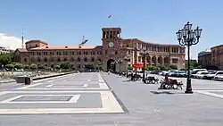 Ministerstwo Finansów (z lewej) i Budynek Rządowy (z prawej)