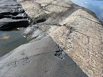 Ciemna dajka dolerytowa i jaśniejszy gnejs na wyspie Ursholmen (2008)