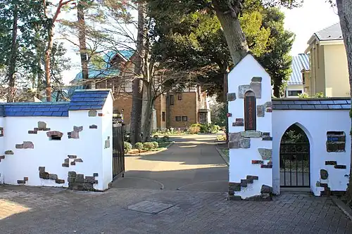 Wejście do muzeum pisarza w Mitaka