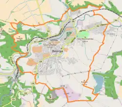Mapa konturowa Złotoryi, po prawej nieco u góry znajduje się punkt z opisem „Parafia Świętego Józefa Robotnika”