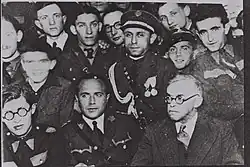 Menachem Begin na spotkaniu przywódców Betaru w Warszawie 1939 (w pierwszym rzędzie pierwszy z lewej). Pierwszy z prawej Włodzimierz Żabotyński