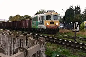 Znak W 9 i skład towarowy prowadzony lokomotywami ST43 w podwójnej trakcji na stacji Ząbkowice Śląskie