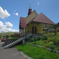 Elewacja frontowa z dzwonnicą