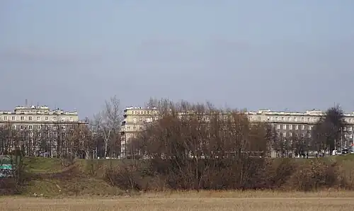 Zabudowa Placu Centralnego widziana z Łąk Nowohuckich