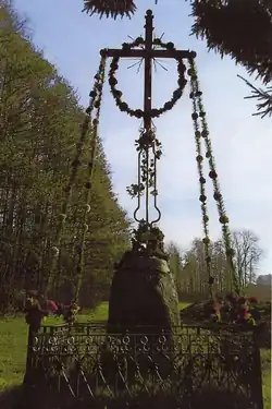 Zabytkowy krzyz z 1889r w Miodusach Wielkich