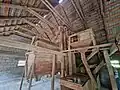 Wnętrze młyna - pietro - młyn drewniany. Stan z sierpnia 2023 roku.