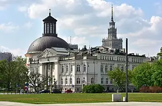 Budynek widziany od strony placu Piłsudskiego