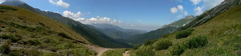 Panorama Doliny Zadnich Koperszadów z przełęczy. Po lewej Jagnięcy Szczyt, po prawej Hawrań