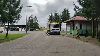 Stacja przeładunkowa odpadów (pot. wysypisko) na końcu ulicy