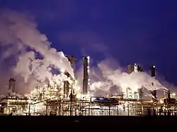 Nocny widok na zakłady chemiczne