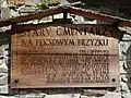 Tablica przy wejściu na cmentarz