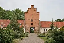 Widok na północne zabudowania przedzamcza z wieżą bramną