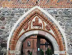 Tympanon bramy wewnętrznej - jeden z najcenniejszych zabytków zamku