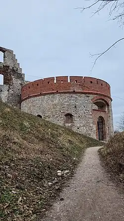 Barbakan z bramą wjazdową