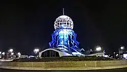 Dominanta oświetlona w trakcie nocy