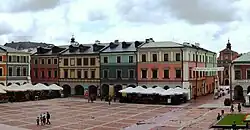 Kolorowe kamienice przy rynku w stylu renesansowym