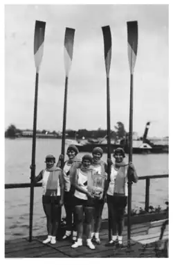 Wukawki z pucharem zdobytym na zawodach