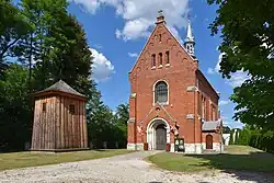 Elewacja frontowa z dzwonnicą