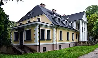 Skrzydło północne (w głębi oranżeria)