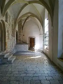 Krużganki z romańską ścianą i portalem uskokowym