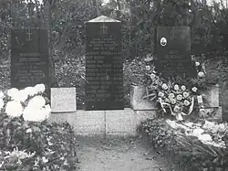 Pomnik cmentarny z listą marynarzy, którzy zginęli w katastrofie statku