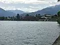 Widok na Zell am See z biegnącej wzdłuż brzegu jeziora ścieżki pieszo-rowerowej z Zell am See do Maishofen