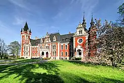 Fasada pałacu i główne wejście do kościoła