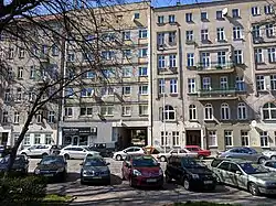 Zielińskiego 49: w środku kadru widoczna brama wjazdowa do Zaułka Browarnego