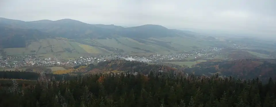 Widok z wieży widokowej góry Zlatý Chlum na miejscowość Jesionik