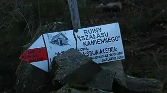 Znak szałasu na Cisowej Grapie zniszczony przez wycinkę.