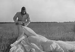 Zwijanie czaszy spadochronu na gliwickim lotnisku (lata 50. XX w.)