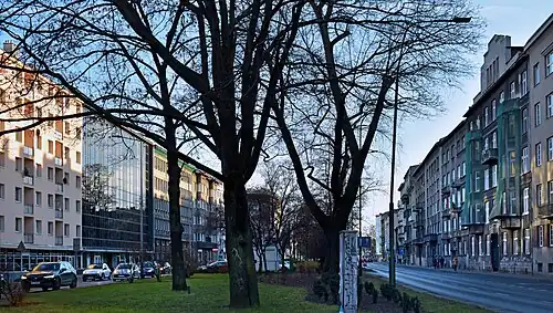 Al. Krasińskiego widok na południe.Po lewej biurowce: administracji skarbowej i PWN.