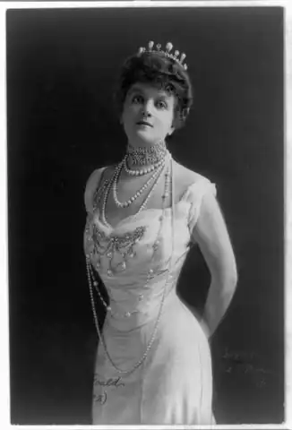 Amerykańska aktorka Edith Kingdon w 1907 roku z perłowo-brylantową broszą devant de corsage